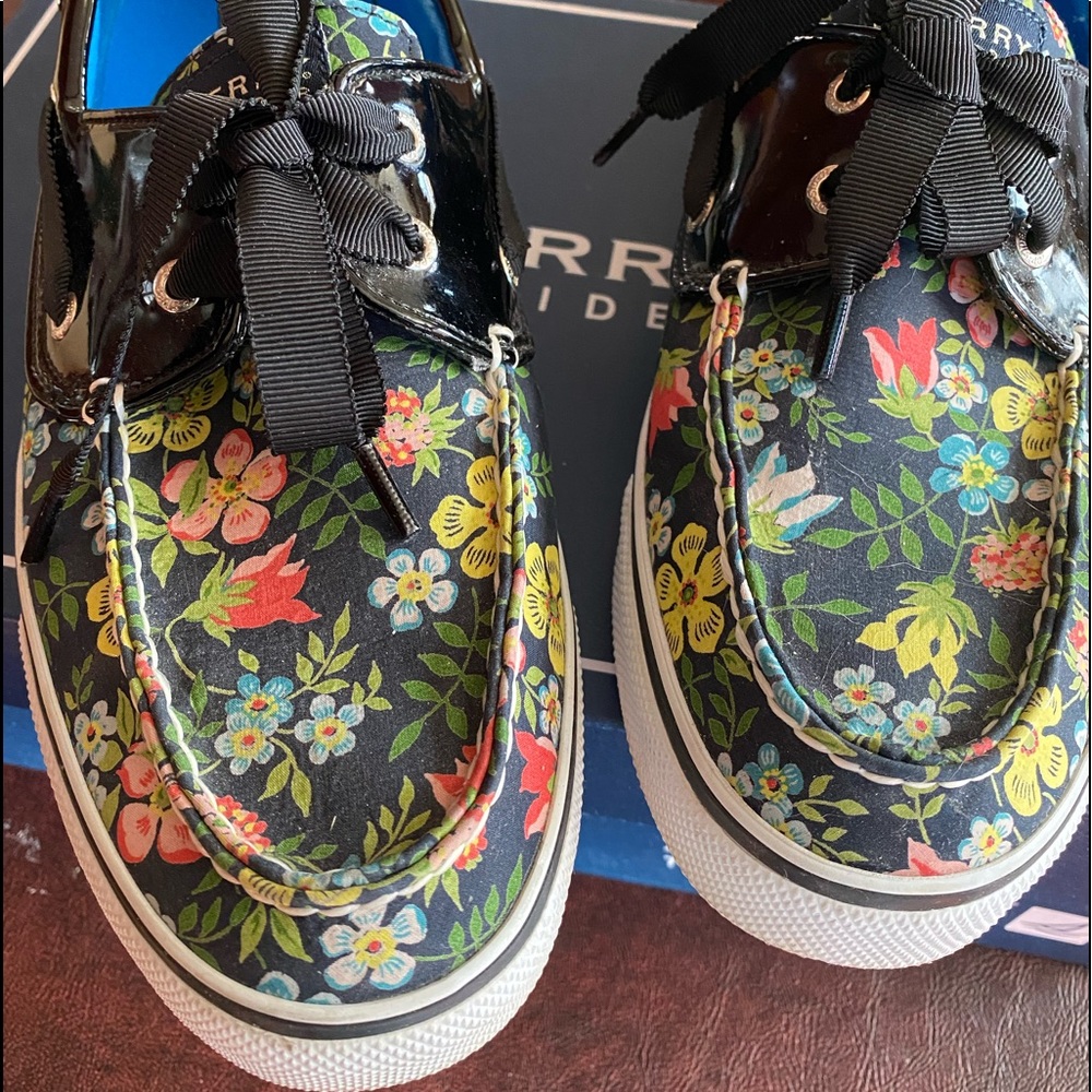 Sperry 11 M ladies Boat Shoes Spring Print/ribbon